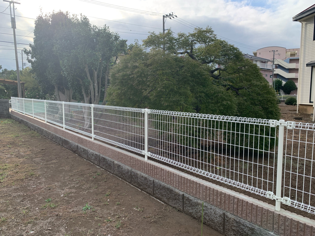 隣家への落葉対策をブロック＆フェンスで